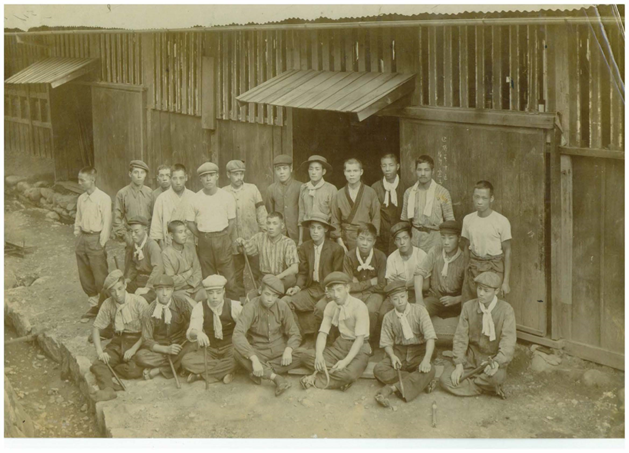 明治40年代の鍛工場と職工たち