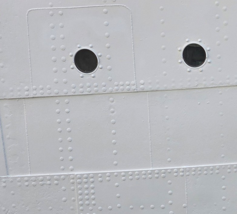 初代 日本丸のリベット接合部アップ