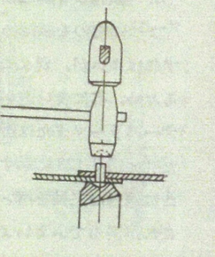 手打ちハンマーによるリベット鉸め