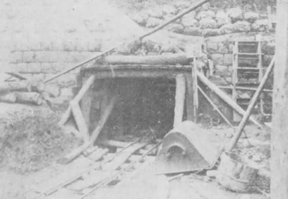 鉱山の技術を利用して建てられた坑口-3　愛宕隧道(1930年） 引用：土木建築工事画報1930年9月。矢板を押さえるため、化粧木（土留木）の長さは坑口幅いっぱいとなっています。